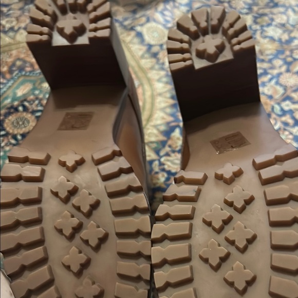 EUC Like NEW Alyce Zip front Lugsole boots, size 10 women. Gorgeous boots. - Picture 11 of 11